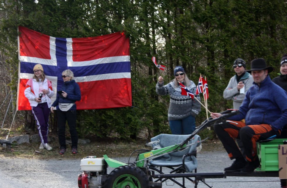Bilkortesje frå Valevåg 11. april 2021.
kortesje protest grendaskular opptog auklandshamn