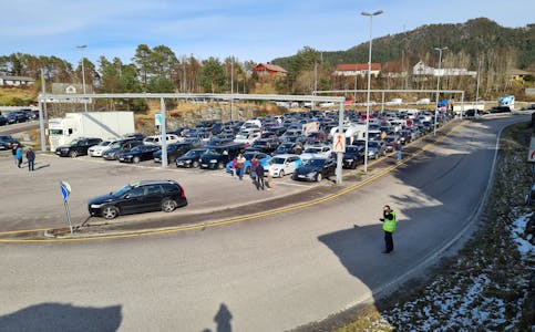 Bilkortesje frå Valevåg 11. april 2021.
kortesje protest grendaskular opptog 