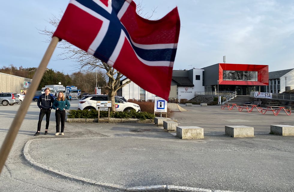 Bilkortesja passerer Sveio sentrum, kommunehuset i bakgrunnen.
Christian Naustvik Økland og Tuva Naustvik Økland ser på.
