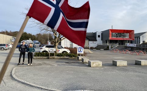 Bilkortesja passerer Sveio sentrum, kommunehuset i bakgrunnen.
Christian Naustvik Økland og Tuva Naustvik Økland ser på.
