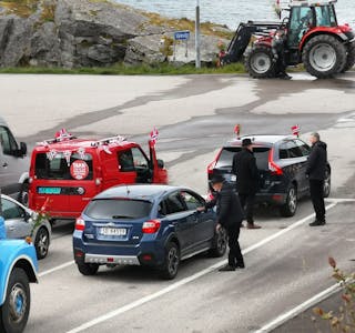 Illustrasjonsfoto frå ein annan bilkortesje som gjekk frå ferjekaia i Valevåg, 17. mai 2020. 