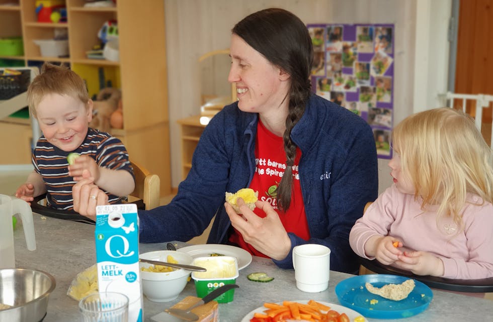 I Espira Solkroken barnehage blir det lagt stor vekt på gode måltid og positivt kosthaldsarbeid. Ved matbordet  Vebjørn Larsen, Venke Synnøve Steinsvåg og Saga Pernille Fresvig Strige.