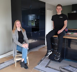 Kjøkkenet er på plass og huset nærmar seg fullføring. Det er Janna Hanstvedt og Andreas Eikeland glade for.
