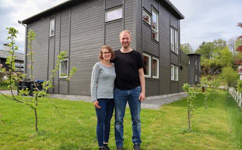 Eirin Klepmo Mellemstrand og Arild Mellemstrand trivst godt med nytt hus og hage i Førde.