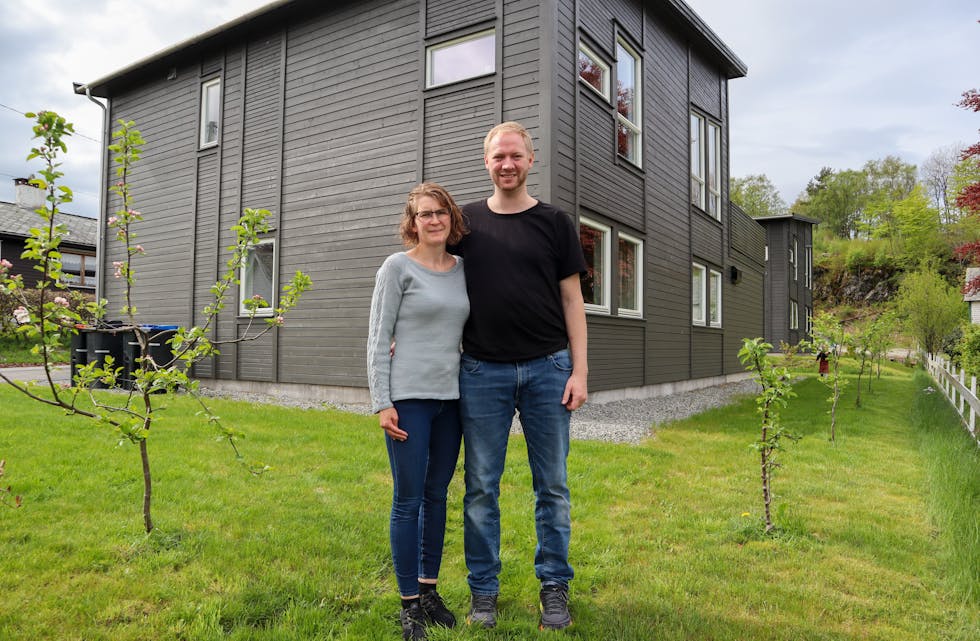 Eirin Klepmo Mellemstrand og Arild Mellemstrand trivst godt med nytt hus og hage i Førde.