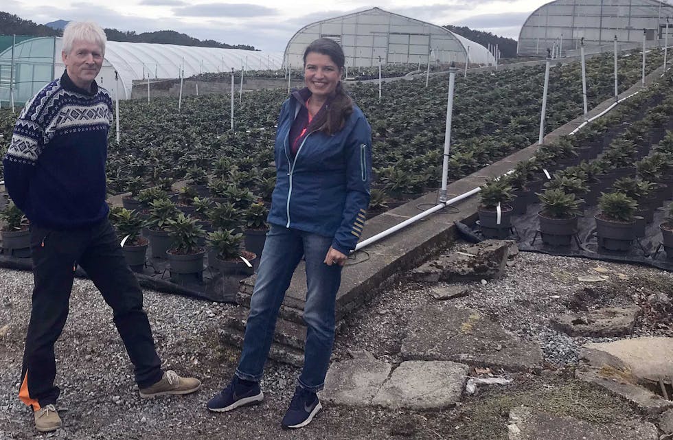 Lars Einar Hollund (H)og Liv Kari Eskeland (H) på besøk hos Sunnhordland planteskule i Valevåg. Verksemda har gjennom 60 år blitt utvilka til ein av dei leiande planteskulane i landet. 