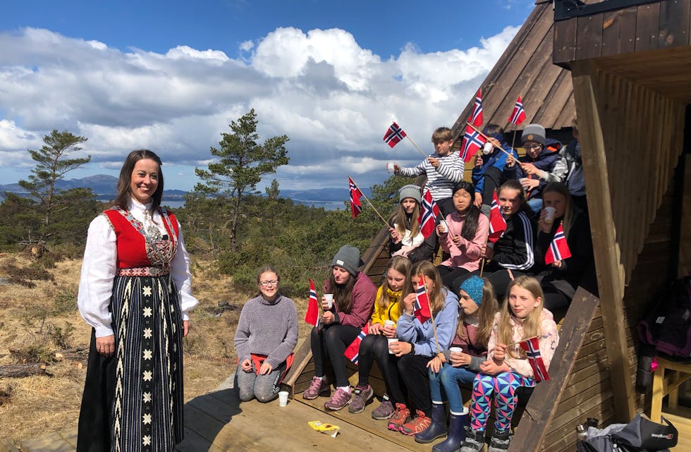 Like før 17. mai møtte 6. og 7. klasse ved Auklandshamn skule ordførar Linn Therese Erve på Nipaståvo med flagg, song og god 17.mai-stemning. Dei var inviterte av TV Haugaland, som laga 17. mai-sendingar fra heile Haugalandet. 