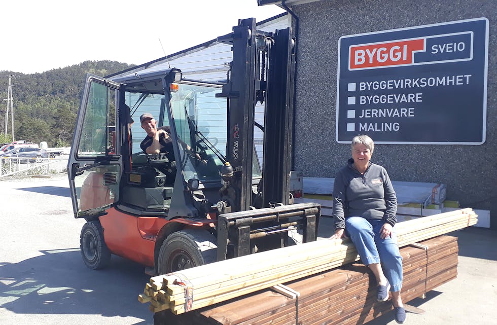 – Det er rift om trelastvarene for tida, bekreftar dagleg leiar i Sveio Byggsenter as, Britt Helen Kallevik Grutle. I trucken Reidar Hovland.