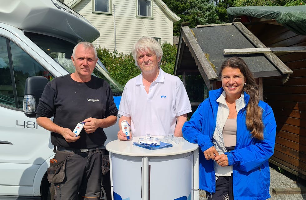 Bedriftseigar Thor Kinn (t.v.) fekk lufta sine erfaringar med å planleggja ladestasjon for elbil med Lars Einar Hollund (Sveio Høgre) og Liv Kari Eskeland (stortingsrepresentant for Høgre, på val).