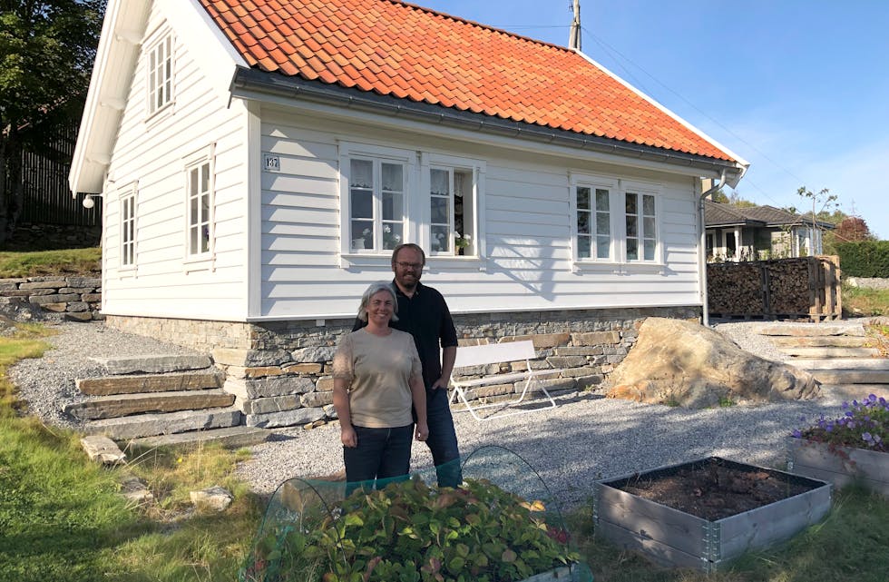 Stolte huseigarar, Tove Austreim Jacobsen og Bernt Hilmar Jacobsen, framfor«Gamlahuset» sitt i Sveio sentrum. Huset stod til nedfall, men framstår nå flottare enn nokon gong. 