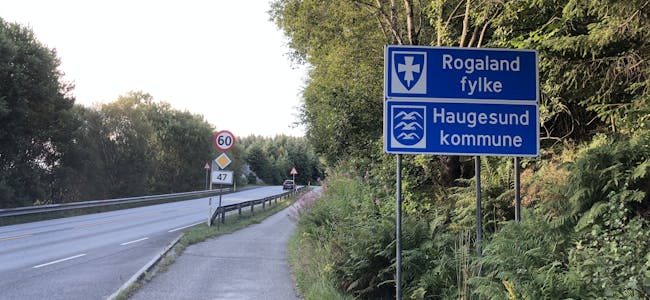 For sørgåande trafikk som kjem frå Vestland fylke og Sveio kommune, viser skilta at no er ein over i Rogaland fylke og Haugesund kommune.