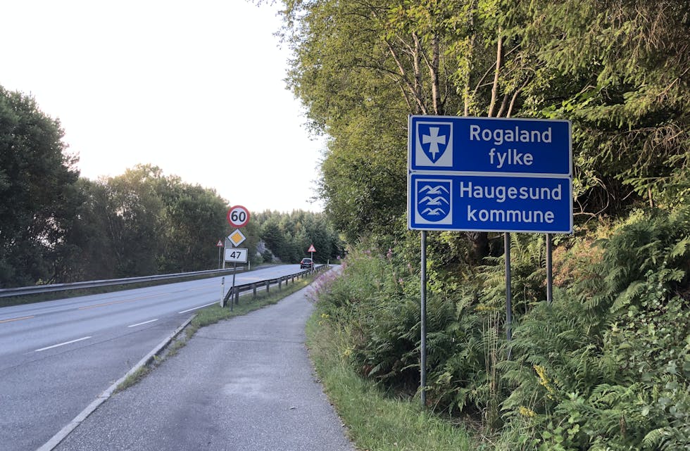 For sørgåande trafikk som kjem frå Vestland fylke og Sveio kommune, viser skilta at no er ein over i Rogaland fylke og Haugesund kommune.
