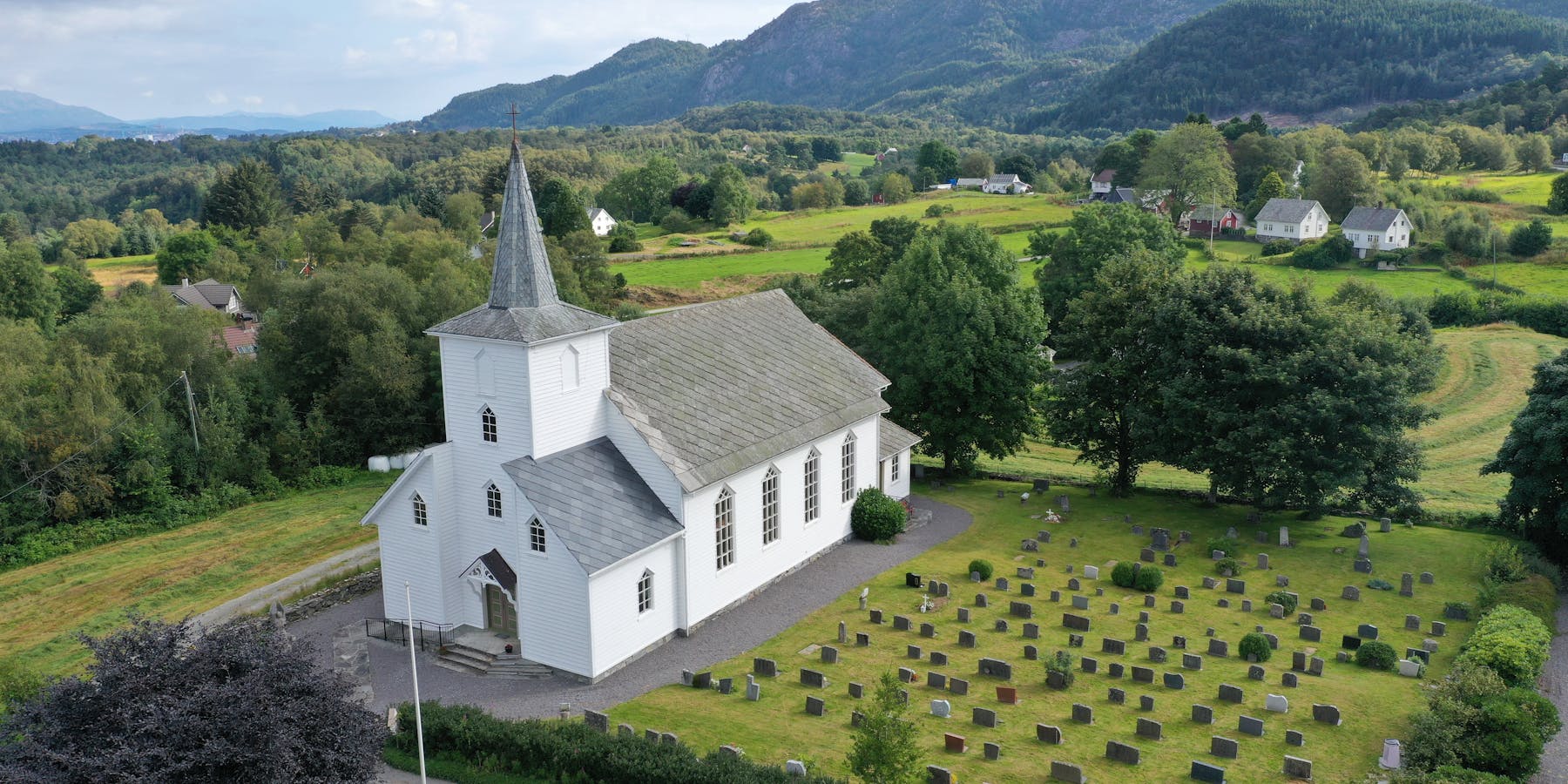 Dronefoto tatt frå Ulveraker, 11.08.2021. Valestrand kyrkje.