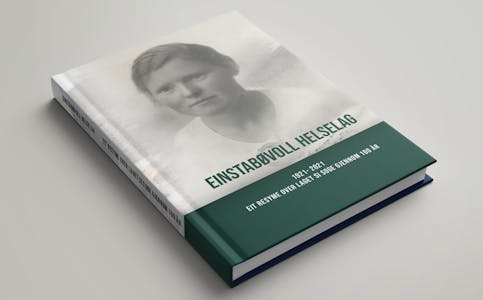 Einstadbøvoll helselaga si jubileumsbok blir trykka hos Værøy Identitet og Profil AS i Kopervik.
