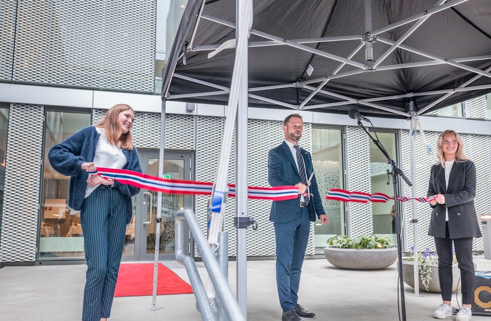 Bent Høie stod for den offisielle opninga av nybygget på Haugesund sjukehus. Dei to som held snora er Siv Emberland (t.v.) og Emma Sofie Lae-Pedersen.