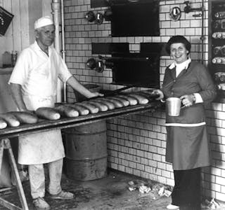Då Martin og Oline Glette slutta av med bakeridrift i 1976, var dei 67 og 57 år gamle, og hadde drive bakeri i 39 år. Foto: Per A. Enge, Haugesunds Avis