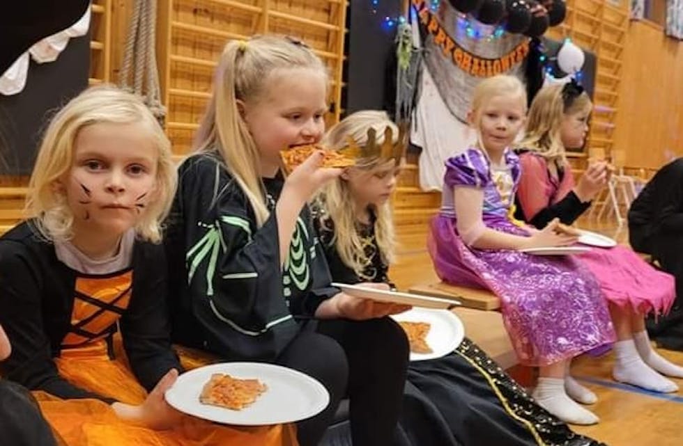 Sarah Lien, Ella Solsvik, Ida Lien Jensen, Helena Gjerde og Oda Velde kosar seg med pizza.