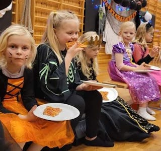 Sarah Lien, Ella Solsvik, Ida Lien Jensen, Helena Gjerde og Oda Velde kosar seg med pizza.