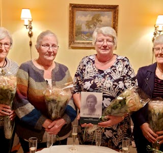 Brit Karin Bruvik (til venstre), Anna Haugsgjerd, Linda Valen og Torun Valen Frøkedal har forfatta Einstadbøvoll Helselag si rykande ferske jubileumsbok.