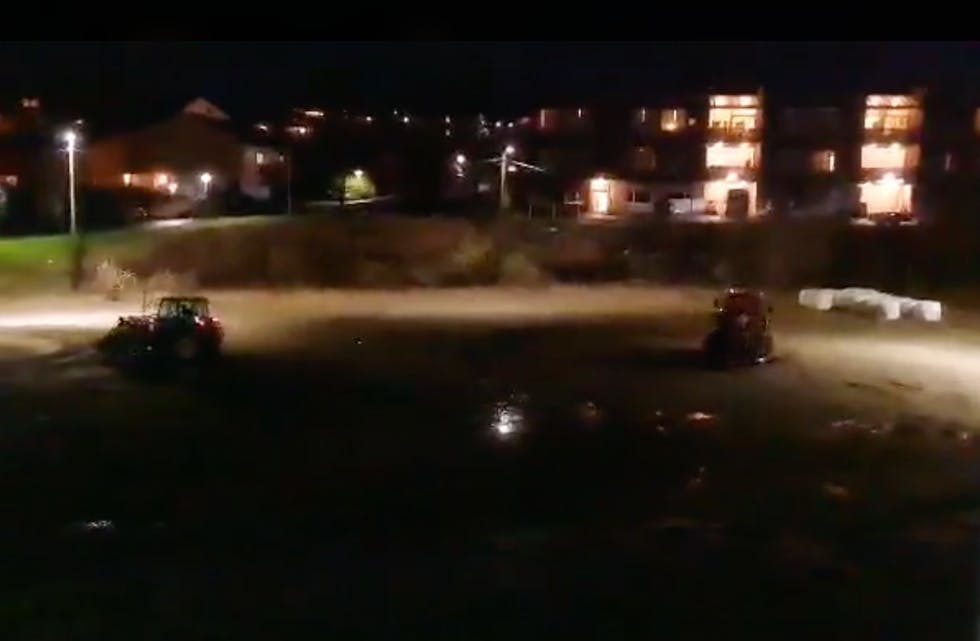 Bebuarar i Sveio sentrum er lei av tullballkøyring med traktor nattestid.
