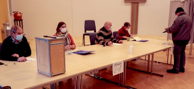 Lars Vierdal (t..v.), Åshild Irene Lie, Erling Vallestad og Astrid Hovda registrerer og tar imot røystesetlar i soknehuset.
FOTO: EINAR VESTVIK