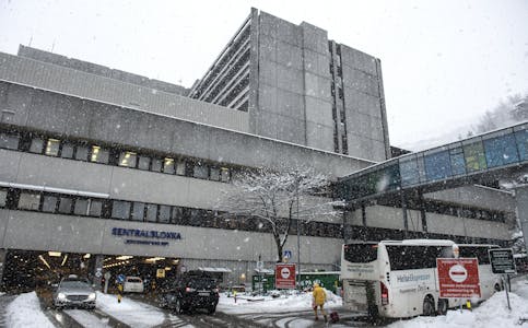 Haukeland universitetssjukehus har i to rundar måtta utsetje om lag 1.000 operasjonar. Foto: Marit Hommedal / NTB / NPK