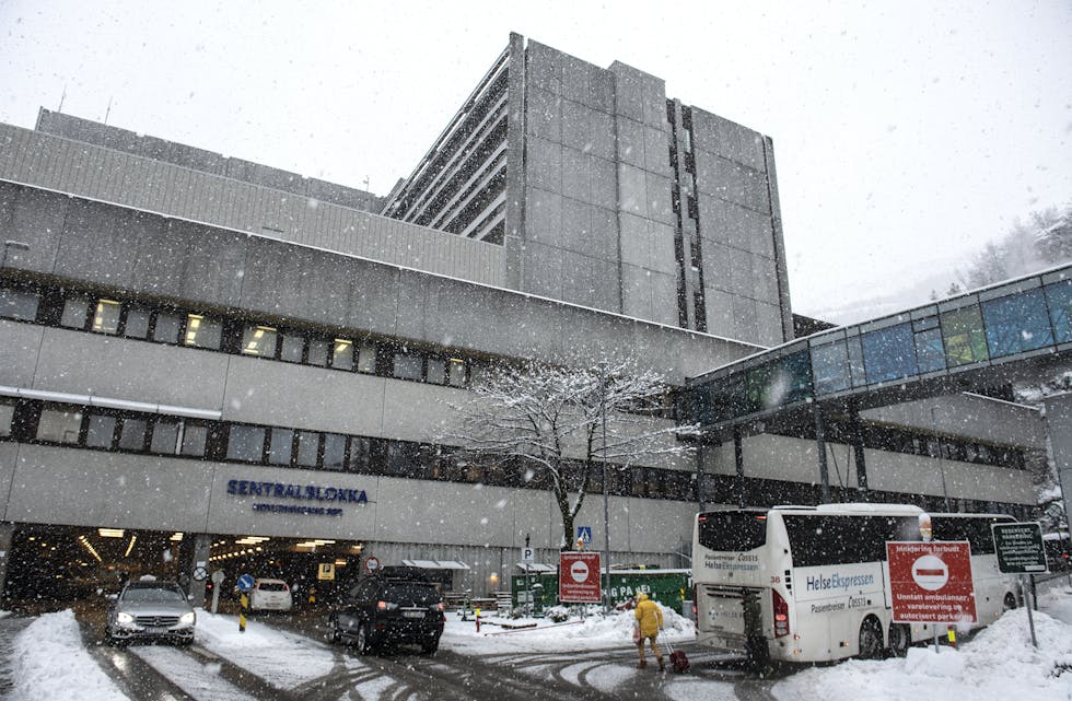 Haukeland universitetssjukehus har i to rundar måtta utsetje om lag 1.000 operasjonar. Foto: Marit Hommedal / NTB / NPK
