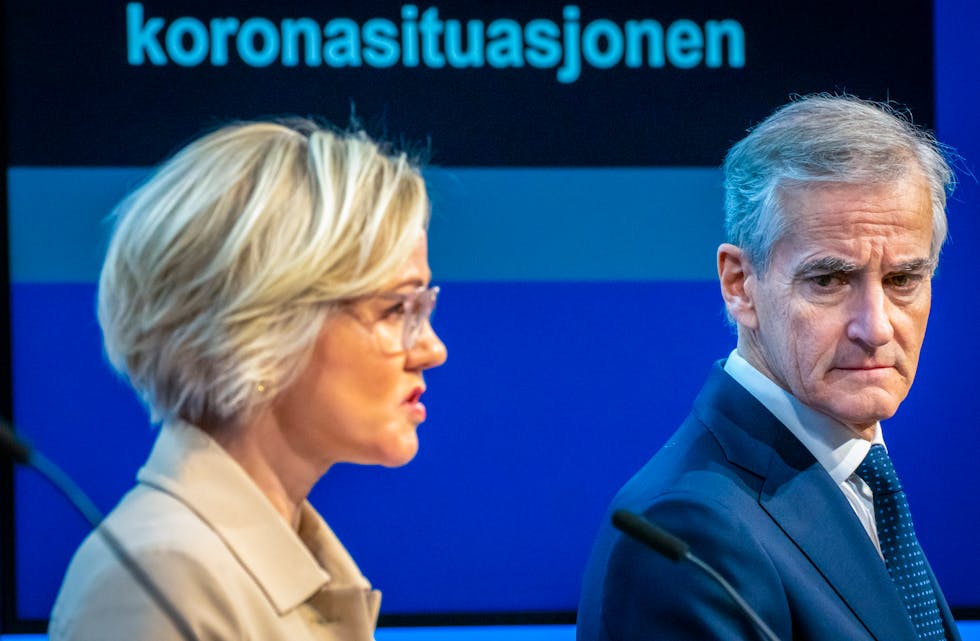 Regjeringa gjer denne veka ei grundig vurdering av dei noverande koronatiltaka. Her er helseminister Ingvild Kjerkol (Ap) og statsminister Jonas Gahr Støre (Ap). Foto: Heiko Junge / NTB / NPK
