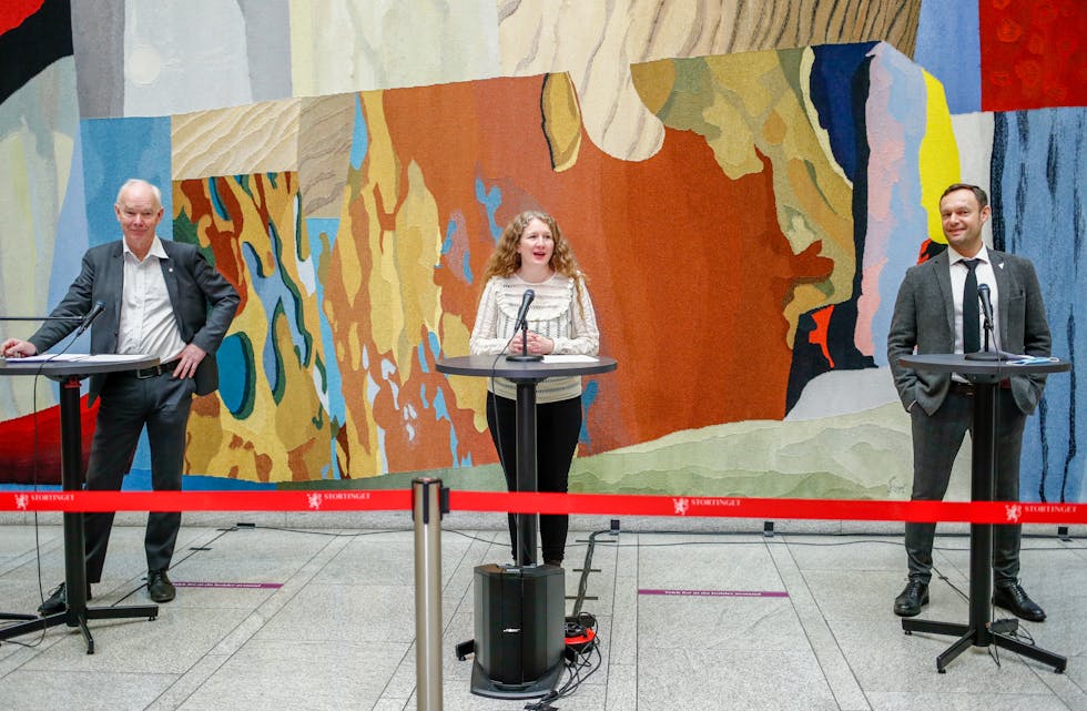 Per Olaf Lundteigen (Sp), Eli Tuva Moflag (Ap), Torgeir Knag Fylkesnes (SV) presenterte forsterka økonomiske koronatiltak i Stortinget onsdag. Foto: Javad Parsa / NTB / NPK