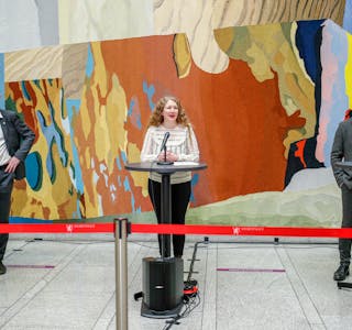 Per Olaf Lundteigen (Sp), Eli Tuva Moflag (Ap), Torgeir Knag Fylkesnes (SV) presenterte forsterka økonomiske koronatiltak i Stortinget onsdag. Foto: Javad Parsa / NTB / NPK