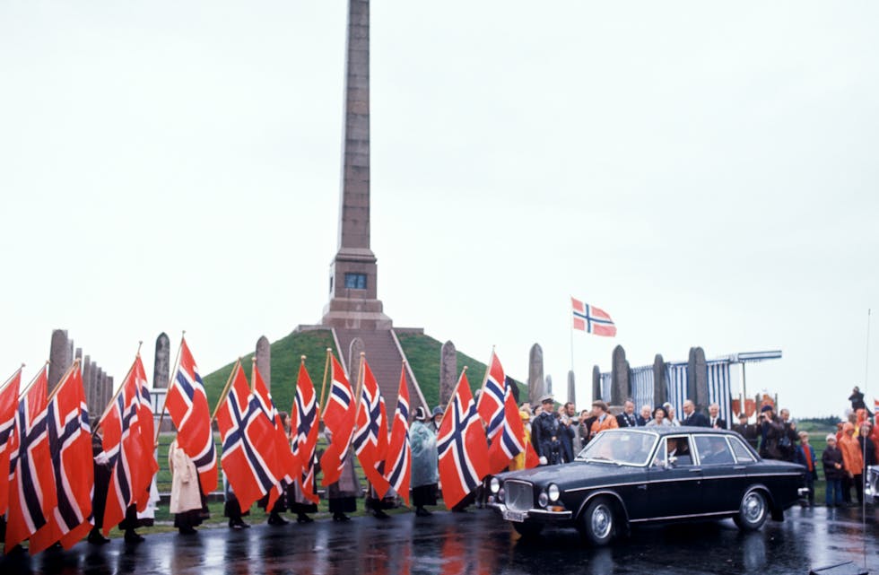 Kongefamilien var til stades i 1972 under Haugesunds 1100-rikssamlingsjubileum. Her kjem dei kongelege til Haraldsstøtta og Harald Hårfagres minnesmerke på Haraldshaugen. Arkivfoto: NTB / NPK