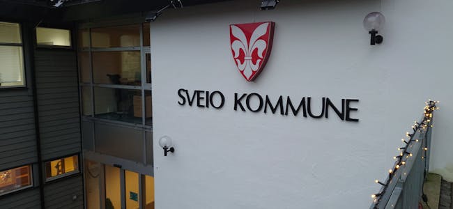 Sveio kommunehus med kommunevåpenet.