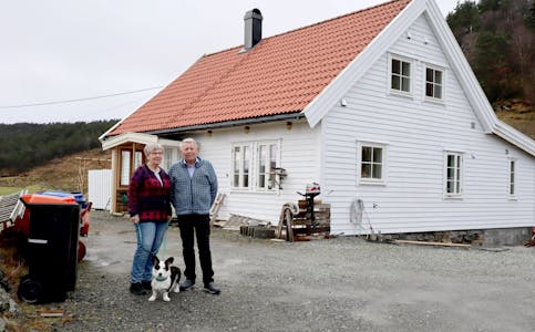 Brita Flornes og Øyvind Særsten med hunden Bobbie framfor det nyrestaurerte gardshuset frå 1600-talet.
FOTO: EINAR VESTVIK