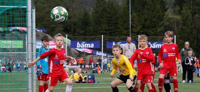 Medan Emil Thomas vaktar målet, passar Emil Reg Hovland, Jacob Helland og Kevin Rommetveit på at dei gule Bømlo-spelarane ikkje får setja ballen i mål. FOTO: IRENE FLATNES HALDIN