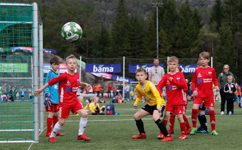 Medan Emil Thomas vaktar målet, passar Emil Reg Hovland, Jacob Helland og Kevin Rommetveit på at dei gule Bømlo-spelarane ikkje får setja ballen i mål. FOTO: IRENE FLATNES HALDIN