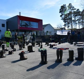 147 par med støvlar framfor Sveio kommunehus.
FOTO: ANNLAUG FLUDAL/SVEIO BONDELAG
