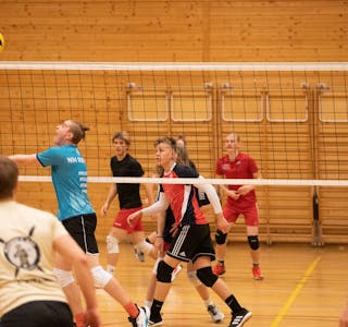 Full konsentrasjon om ballen. Frå venstre: Kristian Urnes (t.v.), Arne Martin Helland, Håkon Sveen Lothe, Jone Fagerland og Ole Alexander Sveen Kallevik.