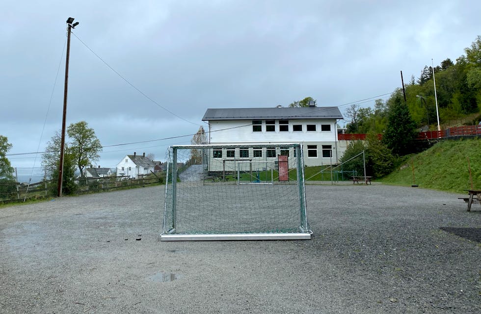 Det er på grusbanen ved Valestrand Oppvekstsenter at idrettslaget har planar om å bygge ballbinge.
FOTO: PRIVAT