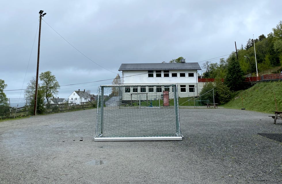 Det er på grusbanen ved Valestrand Oppvekstsenter at idrettslaget har planar om å bygge ballbinge.
FOTO: PRIVAT