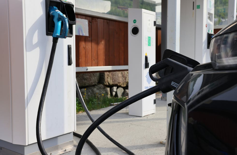 Frå neste år vil regjeringa fjerne momsfritaket på dei dyraste elbilane. Foto: Ørn E. Borgen / NTB / NPK