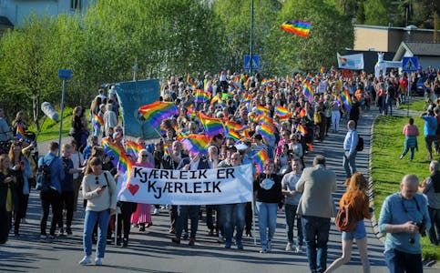 Fleire tusen deltok på Bygdepride i Volda i 2018. Foto: Kjell Arne Steinsvik