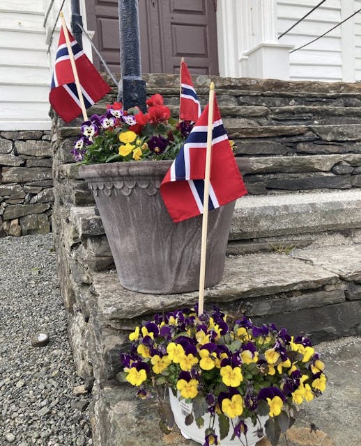 @sigrunsalamonsen
#17mai #gratulerermeddagen #norge #vestavindsveio #sveio fint pyntet på kirketrappa