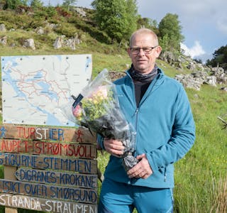 Svein Magne Vikse var den første som fekk Vestavind sin sommarbukett i fjor. Her framføre inngangen til ein av turstiane han har laga på Vikse. ARKIVFOTO: GUNNHILD LØNNING