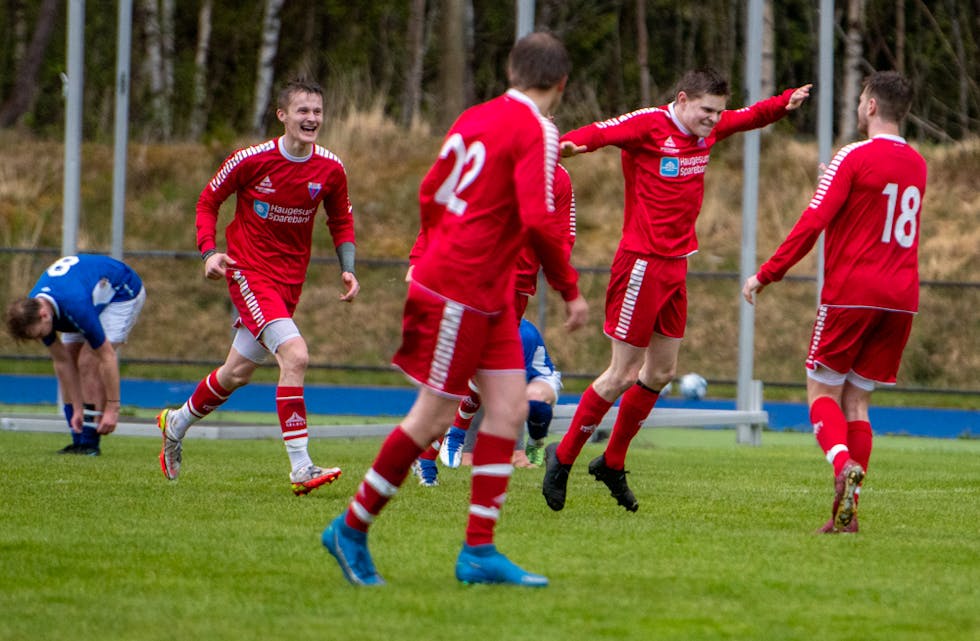 Firemålskårar Martin Sydnes (hoppande) og lagkameratane kunne juble for nok ein Sveio-siger måndag kveld.
ARKIVFOTO: TORSTEIN TYSVÆR NYMOEN