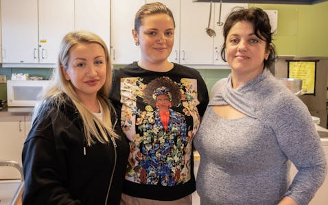 F.v. dei ukrainske flyktningane Natalia Burlaka, Anastasiia Nuzhna og Natalia Nuzhna (mor til Anastasiia). Fredag laga dei eit mektig måltid på ukrainsk vis. FOTO: GUNNHILD LØNNING
