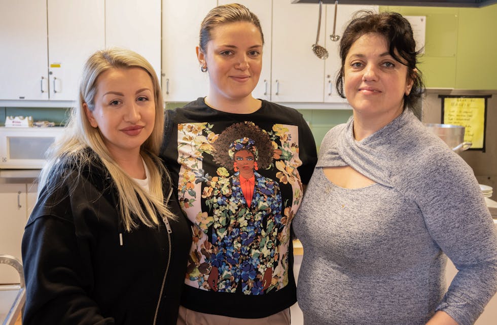 F.v. dei ukrainske flyktningane Natalia Burlaka, Anastasiia Nuzhna og Natalia Nuzhna (mor til Anastasiia). Fredag laga dei eit mektig måltid på ukrainsk vis. FOTO: GUNNHILD LØNNING