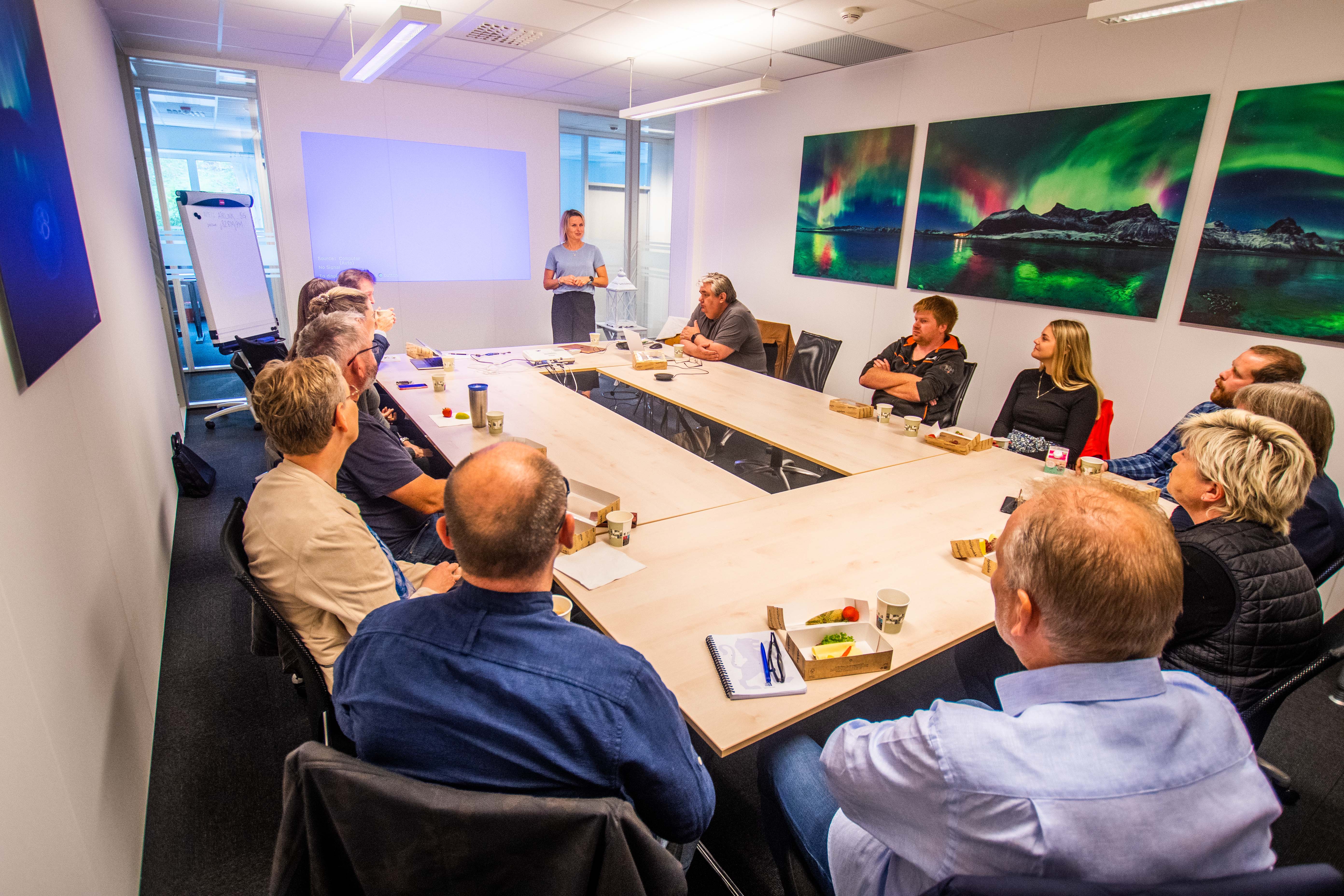 Styereleiar Nina J.H. Matre i Sveio Næringsforum (ståande) skriv at ho fryktar konkursar i medlemsmassen. Bildet er frå eit møte i næringsforumet i juni i år.
FOTO: TORSTEIN TYSVÆR NYMOEN