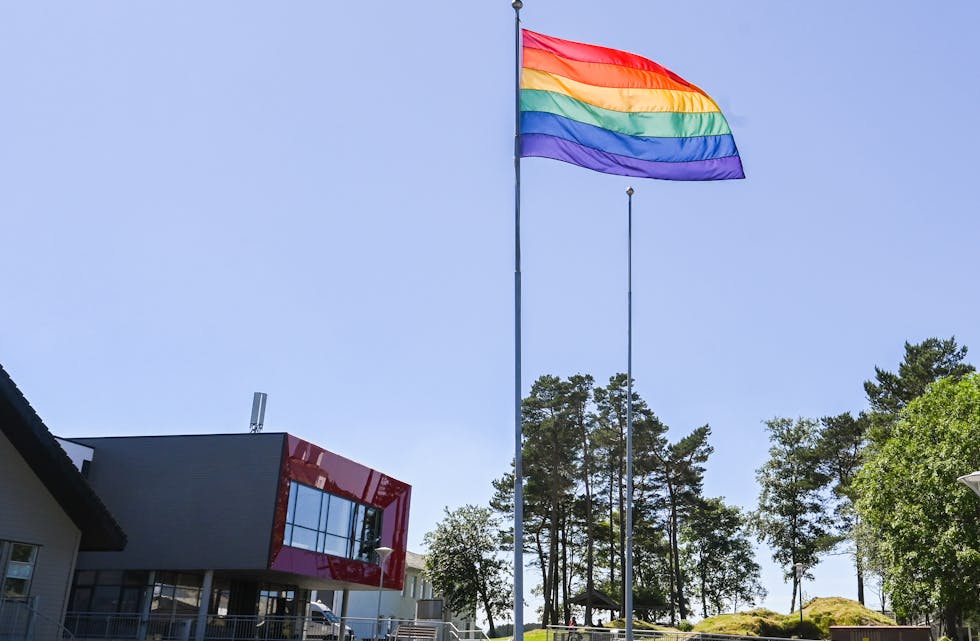 Pride-flagget vaiar i Sveio sentrum. ARKIVFOTO: GUNNHILD LØNNING