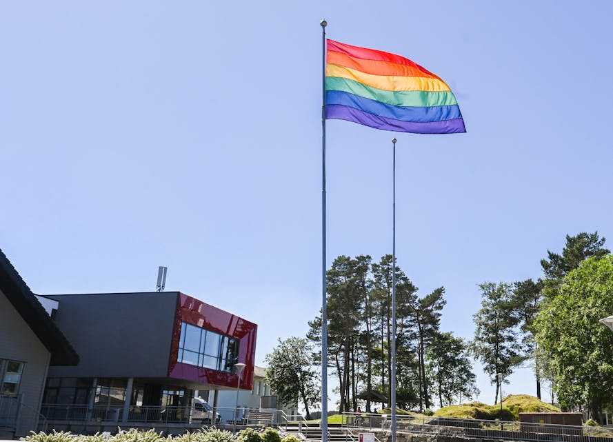 Pride-flagget vaiar i Sveio sentrum. ARKIVFOTO: GUNNHILD LØNNING