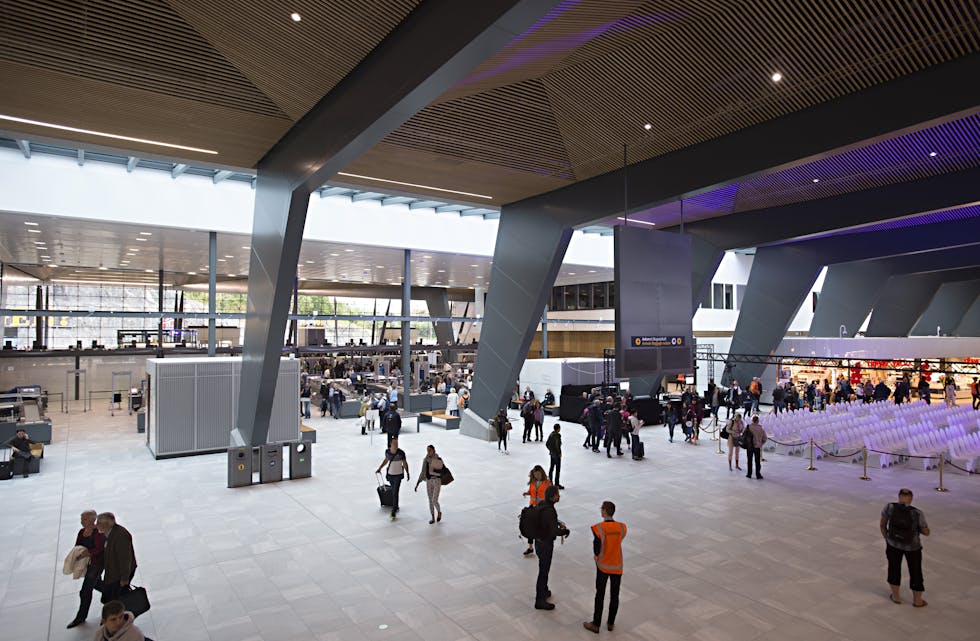 Flyplasstilsette ved Bergen lufthamn Flesland er blant dei 160 som kan bli tekne ut i streik frå tysdag. Arkivfoto: Marit Hommedal / NTB / NPK